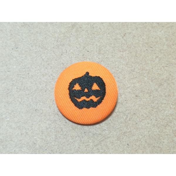 アクセサリー/ハロウィンシルエットかぼちゃ刺繍入りくるみボタン27mm/ヘアゴム・ピンバッジ・キーバッグリング