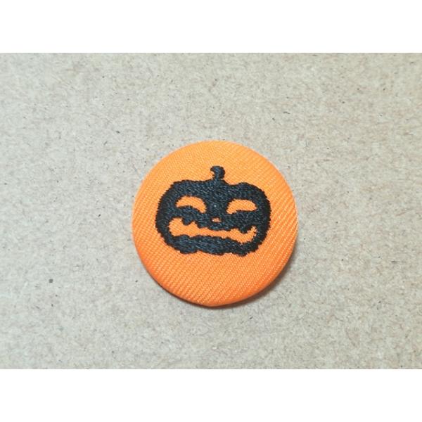 アクセサリー/ハロウィンシルエットニヒルなかぼちゃ刺繍入りくるみボタン27mm/ヘアゴム・ピンバッジ・キーバッグリング