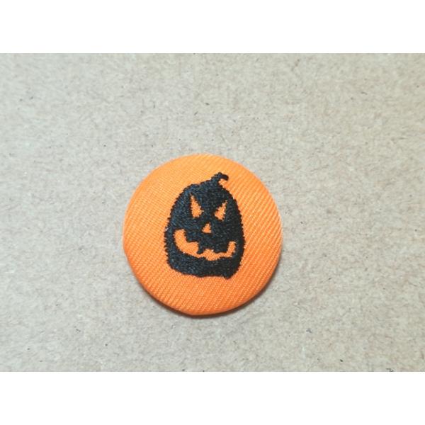 アクセサリー/ハロウィンシルエット獰猛なかぼちゃ刺繍入りくるみボタン27mm/ヘアゴム・ピンバッジ・キーバッグリング