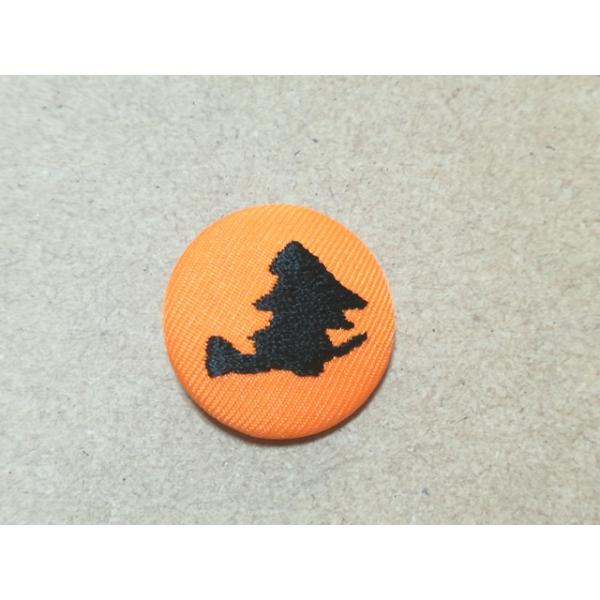 アクセサリー/ハロウィンシルエット魔女刺繍入りくるみボタン27mm/ヘアゴム・ピンバッジ・キーバッグリング