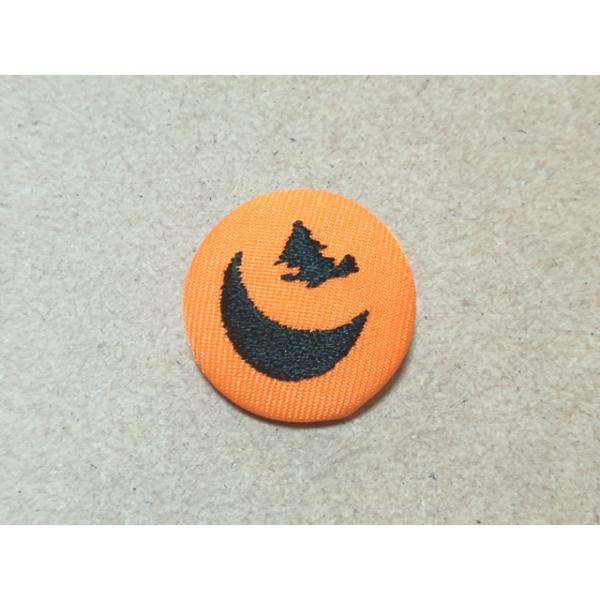 アクセサリー/ハロウィンシルエット月と魔女刺繍入りくるみボタン27mm/ヘアゴム・ピンバッジ・キーバッグリング