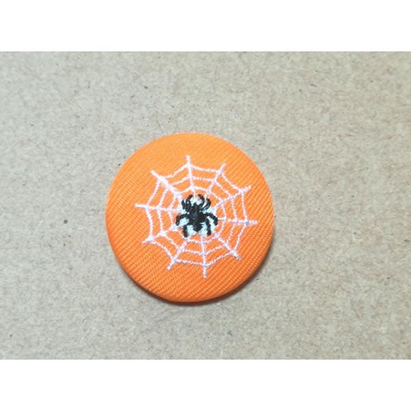 アクセサリー/ハロウィン蜘蛛と蜘蛛の巣刺繍入りくるみボタン27mm/ヘアゴム・ピンバッジ・キーバッグリング
