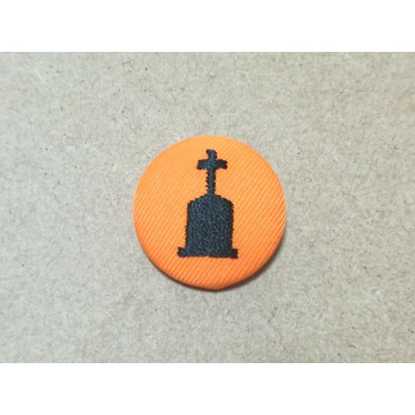 アクセサリー/ハロウィンシルエット十字架墓刺繍入りくるみボタン27mm/ヘアゴム・ピンバッジ・キーバッグリング