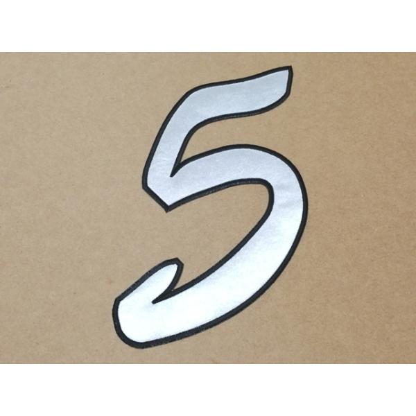 縁取り刺繍ワッペン1桁番号番号及びベース地カラーとフチの刺繍カラーを選択ください。【サンプル画像内容】ベース地カラー：サテンメタリック銀青縁取り刺繍糸カラー：黒書体：書体05　Script02番号仕様：ベース地縁取り刺繍ワッペンメタリックv...