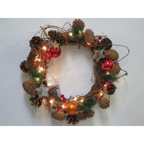 クリスマスカラーの可愛らしいLED付きリースです。飾るだけで一気にお部屋がクリスマスモードになります。ご自分でオーナメントなどをプラスしてカスタマイズするのも◎。ドアや壁に掛けるだけでなく、テーブルなどに置いて真ん中にキャンドルやツリーなど...