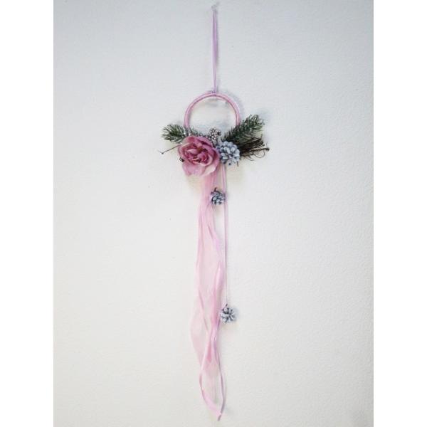 ローズやマツボックリでデコレーローションされた可愛らしいミニリース型ドアオーナメントです。リースから伸びるリボンも可愛く、また下にも２つの小さめマツボックリ。お部屋のドアや廊下など、ちょこっと飾りたいスペースにもおすすめ。ミニサイズながら、...