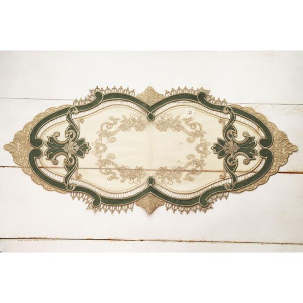 ギリシャ製の高級感のあるレースのテーブルランナーです。クラシカルなシルエットのクロスに、レースや刺繍を施した美しいデザイン。上品なゴールドベージュと重厚感のあるモスグリーンの組み合わせで、テーブルセンターや棚上に敷くだけでラグジュアリな印象...