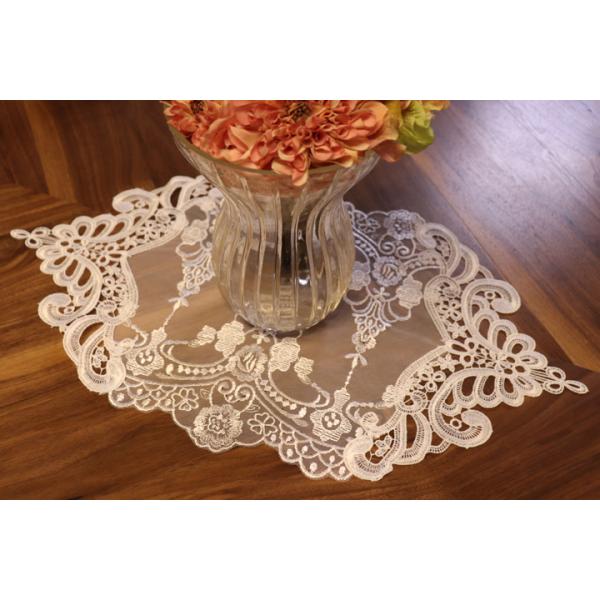 刺繍のデザインがオシャレなレースのトップクロスです。１枚でも使用できますが、テーブルクロスの上に重ねて使用しても素敵。インテリアの邪魔をせず、さり気なくアクセントになってくれます。テーブル以外にも、チェストやローボードにもおすすめです。※こ...