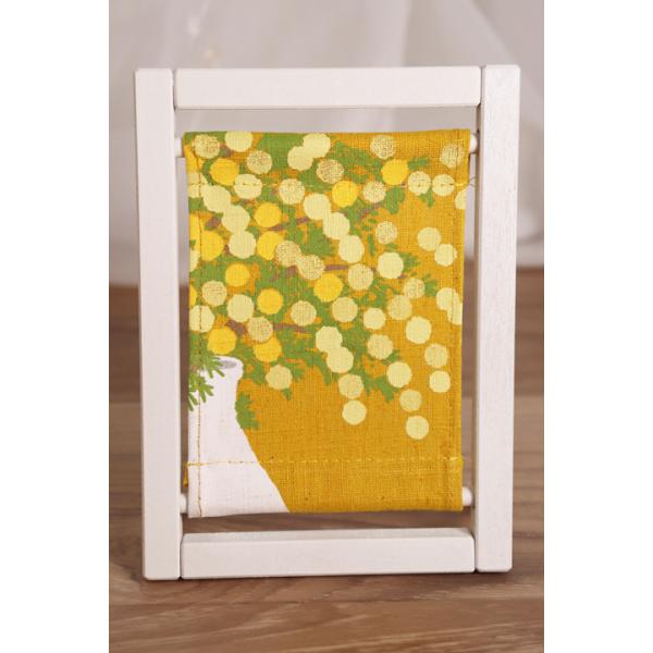 日本の伝統的な美しさと現代的なデザインが融合した、愛らしいフレームです。手のひら大のサイズで、卓上など省スペースに飾れるのが大きな魅力。明るく温かいミモザの花のようなイエローは、空間にパッと華やぎを添えてくれます。玄関やリビングのちょっとし...