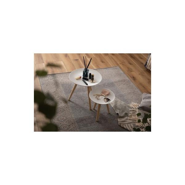 ●まるでレースが敷いてあるような繊細なデザインのトレーテーブルは、置くだけでお部屋を華やかな印象にしてくれます。●座椅子に合わせて使えば、いつものくつろぎタイムをより充実したものに！映画を観るとき・本を読むとき等、休息時間をサポートする便利...