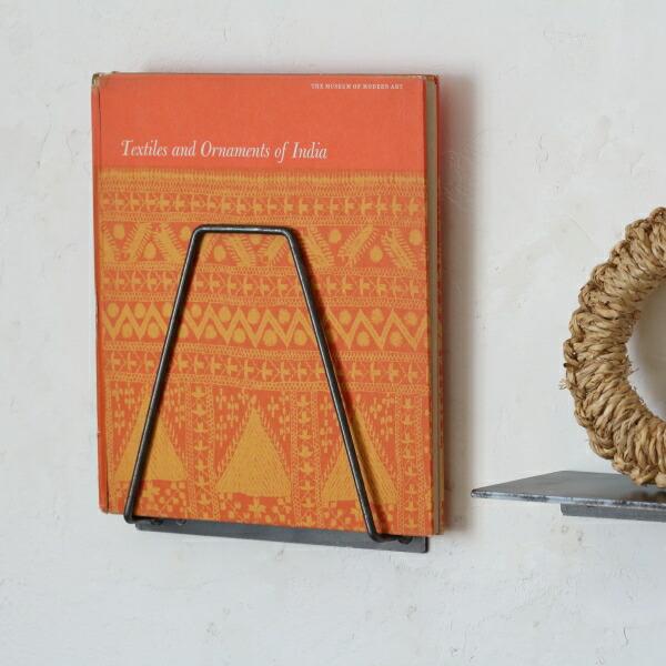 サイズ幅:約20cm*奥行:約3.2cm*高さ:約18cm重さ:約150g耐荷重:約2kg材質:鉄 アイアン商品説明ハンドクラフト商品の為、ややラフな作りとなります。鉄素材の雰囲気をそのままに残した加工になります、錆び、加工跡、形・サイズの...