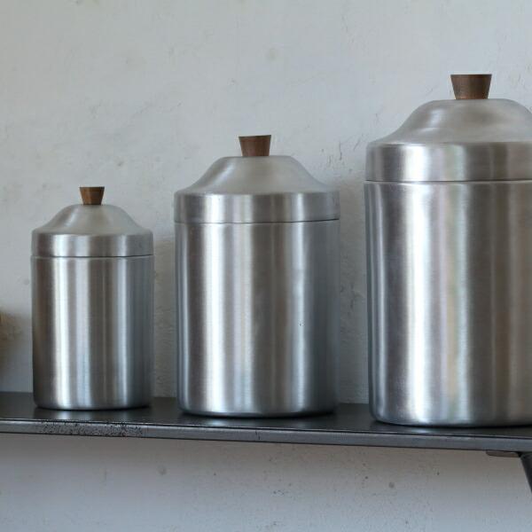 サイズ φ:約12cm*高さ:約20.5cm重さ:約305g材質:アルミニウム,アカシア商品説明 ハンドクラフト商品の為、サイズ・形のバラつきや加工跡、細かなキズやすれ跡などが見られます素材の特性上、濡れたものを入れたり、水気・湿気の多い場...