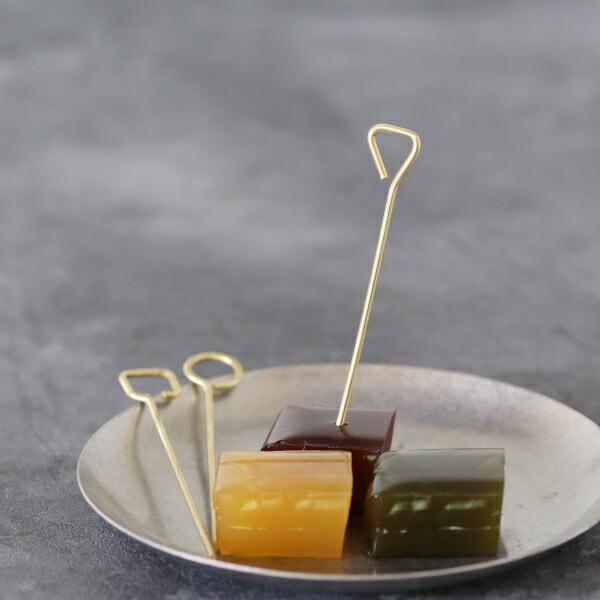 サイズ 幅:約1.4cm*奥行:約0.2cm*高さ:約9cm重さ:約3g(1本あたり)材質:真鍮商品説明 使い込むほど味わいある色調に変化していく過程を楽しむことができる素材です。殺菌・抗菌作用があるため、ドアノブや食器・カトラリーなどの素...