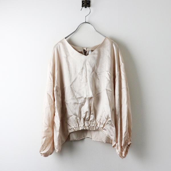 美品 ハグオーワー クロスアンドクロス HUG O WaR Cloth&Cross バックリボンVネックブラウス/ライトベージュ サテン【2400014200638】 Hug o war（ハグオーワー） 【スプリングセール】美品 クロスアンド