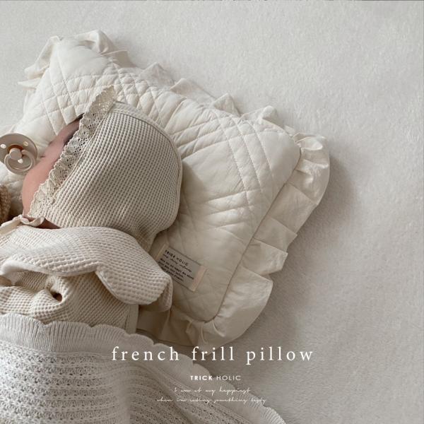 french frill pillow（一体型） ivory / hazelnutsサイズ：約2１×35cm生地　綿100%（中綿ポリエステル１００％）中綿まで丸ごと洗えるベビーピロー。手前の綿は少なく、首のカーブに沿った角度となっており負...