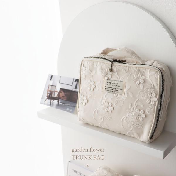 garden flower  trunk bag Sサイズ立体的なお花と刺繍が可愛らしいお品です。人気のトランクバッグの一番小さなサイズです。小さくてもSサイズのおむつが８枚入ります。また、Sおむつ４枚におしり拭きをいれてもちょうど良い大き...