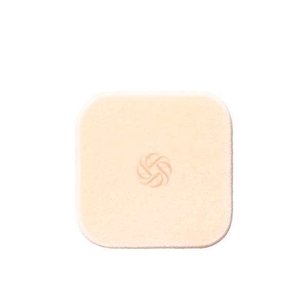 ヒアルロン酸とスクワランを贅沢に練り込んだスポンジが、肌と一体化するようにパウダーを均一に塗布。しっとり艶めくワンランク上の仕上がりに。●パウダーファンデーション用のスポンジです。●ヒアルロン酸・スクワランを配合。しっとりやわらかな肌触りで...