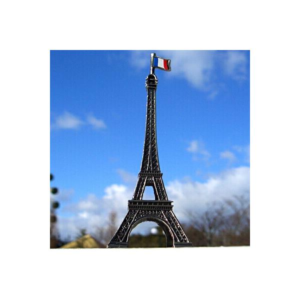 フランス革命100周年を記念する万国博覧会のモニュメントとして建設された「エッフェル塔」のオブジェです。■サイズ：約35x35xH90mm■主材：亜鉛合金