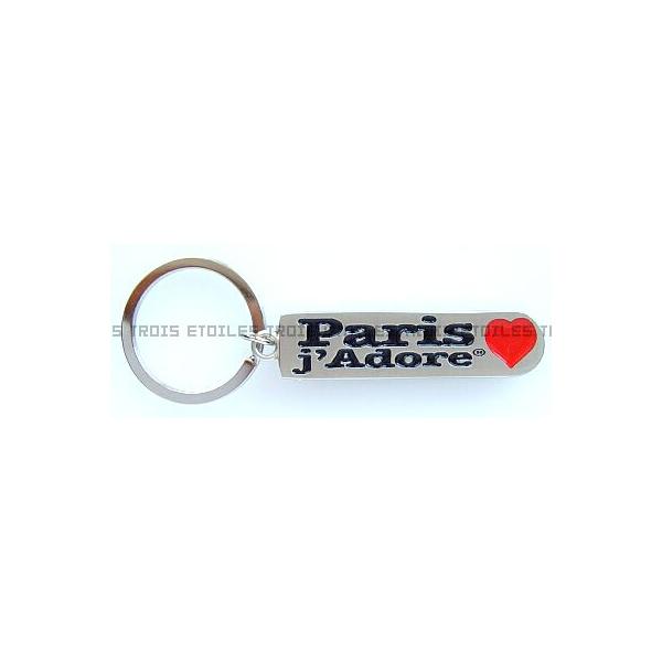 「PARIS J'Adore パリ、大好き」のロゴがキュートな爪切り付きキーホルダー。実用的ではありませんが、矢印部分を持ち上げると使用できます。バッグの持ち手などにもピッタリ♪