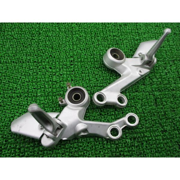 モンスターS4R ステップホルダー 左右 82410671A/82410681A ドゥカティ 純正 中古 バイク 部品 82410671A 82410681A モンスター1200 26 モンスターS4R ステップホルダー 左右 82410671A/82410681A ドゥカティ