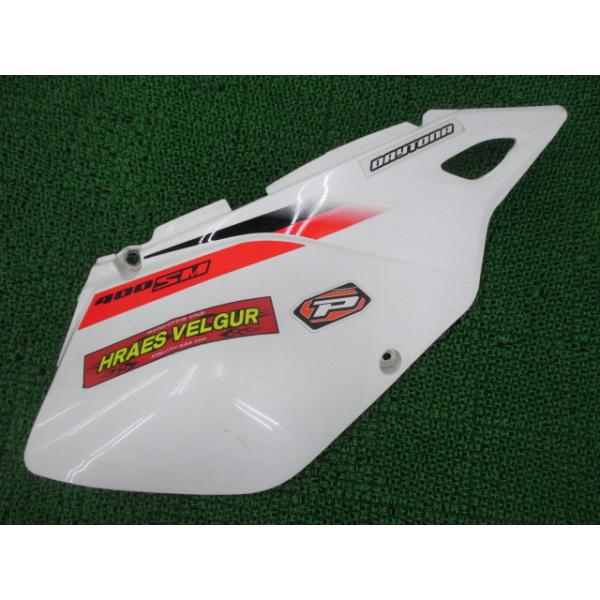 DR-Z400SM サイドカバー 右 白 スズキ 純正 中古 バイク 部品 コケキズ無し 割れ欠け無し そのまま使える 車検 Genuine Nk スズキ（SUZUKI） DR-Z400SM サイドカバー 右 白 純正 中古 バイク