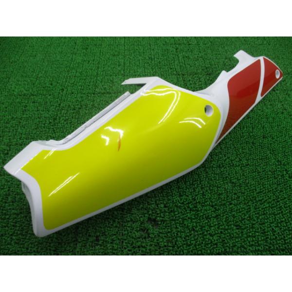 TZR250R シートカウル 右 白/赤/黄 3XV-21721-00 ヤマハ 純正 中古 割れ欠け無し コケキズ無し そのまま使える 修復素材に ノーマル戻しに 97 ヤマハ発動機 TZR250R シートカウル 右 白/赤/黄 3XV-21721-00 ヤマハ
