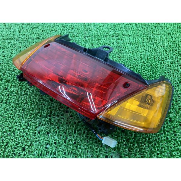 スペイシー100 テールランプ P3033 ホンダ 純正 バイク 部品 美品 新車外し ？JF13 割れ欠け無し そのまま使える 【中古】 84 ホンダ（HONDA） スペイシー100 テールランプ P3033 純正 中古 バイク