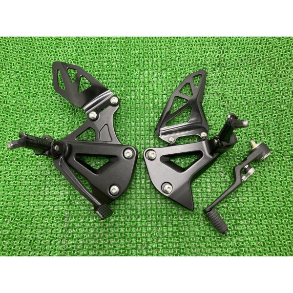 GSX-R1000R ステップホルダー 左右 298843/298844 スズキ 純正 2017年式外し DM11G L7 シフトペダル ブレーキペダル 【中古】 10 スズキ（SUZUKI） GSX-R1000R ステップホルダー 左右 298843/298844