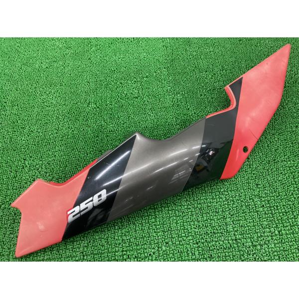 ZXR250 シートカウル 右 赤/ガンM 35001-1412 カワサキ 純正 ZX250A サイドカウル テールカウル 修復素材やペイント素材に 【中古】 45 カワサキ（Kawasaki） ZXR250 シートカウル 右 赤/ガンM 35001-1412