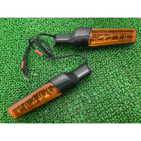 FXDRSソフテイル フロントウインカー 左右 1090093/2766 ハーレー 純正 1090093 2766 FXDR114 綺麗 良品 割れ欠け無し 【中古】 80 FXDRSソフテイル フロントウインカー 左右 1090093/2766 ハーレー 純正