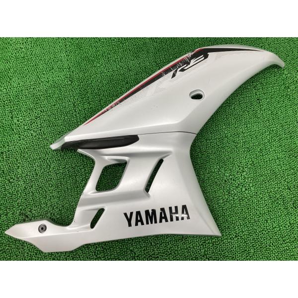 YZF-R3 サイドカウル 右 銀 BS7 ヤマハ 純正 バイク 部品 RH13J 修復素材やペイント素材に 割れ欠け無し 品薄 希少品 【中古】 98 ヤマハ発動機 YZF-R3 サイドカウル 右 銀 BS7 ヤマハ 純正 中古 バイク