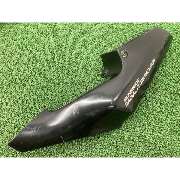 RGV250ガンマ シートカウル 左 黒 12C0 スズキ 純正 バイク 部品 VJ21A テールカウル 修復素材に コケキズ無し 品薄 【中古】 17 スズキ（SUZUKI） RGV250ガンマ シートカウル 左 黒 12C0 純正 中古