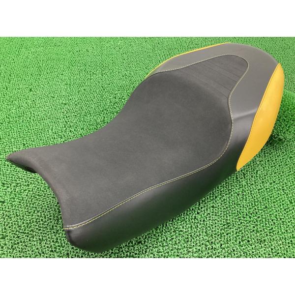 スクランブラーフルスロットル シート 59522441C ドゥカティ 純正 Scrambler 修復素材や張り替えベースに 品薄 希少品 【中古】 74 スクランブラーフルスロットル シート 59522441C ドゥカティ 純正 中古