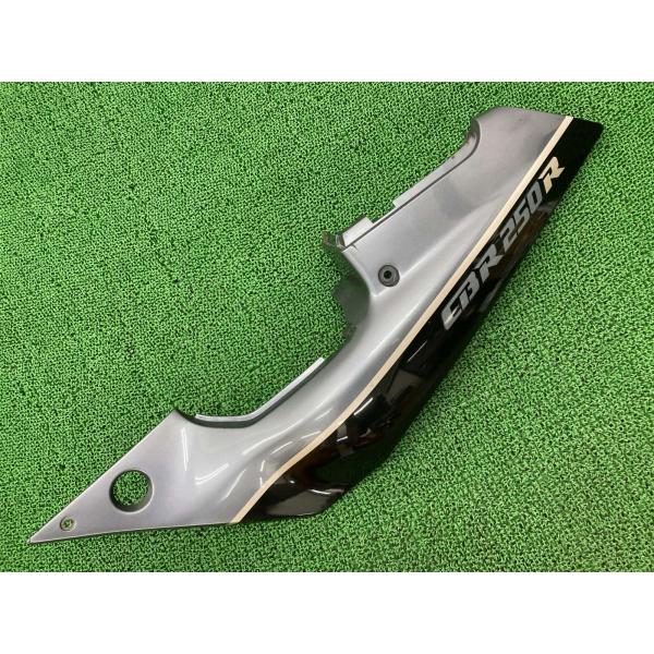 CBR250R シートカウル 左 黒/ガンM KY1 ホンダ 純正 バイク 部品 MC19 テールカウル ペイント素材に 品薄 希少品 【中古】 90 ホンダ（HONDA） CBR250R シートカウル 左 黒/ガンM KY1 純正 中古