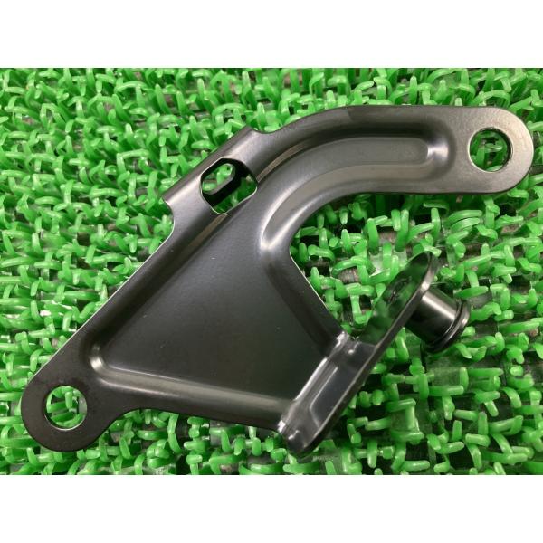 トライデント660 アンダートレーブラケット 左 トライアンフ(TRIUMPH) 純正 中古 トライアンフ Trident660 ストリートトリプル アンダートレイ 極上品 Qi