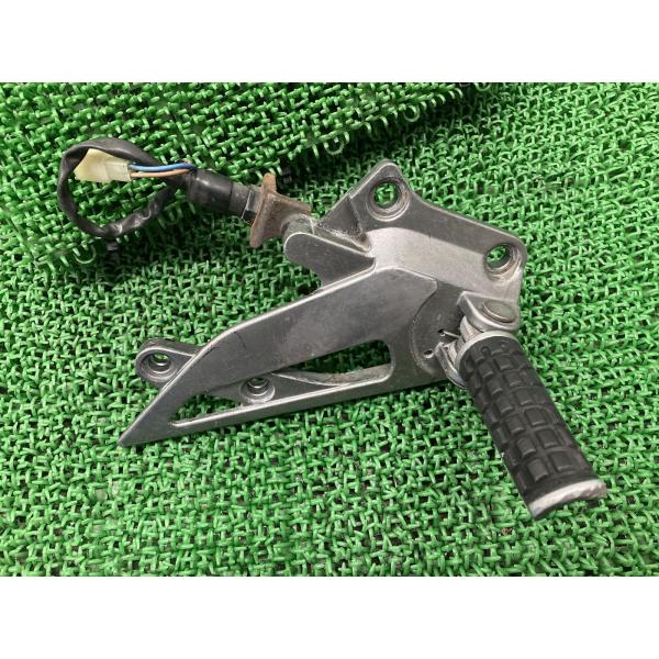 ZZ-R250 ステップ 右 35011-1526 カワサキ 純正 中古 バイク 部品 EX250H ZZR250 メイン ペグ リアブレーキセンサー ペイント素材に 曲がり無し 車検 Genuine eM
