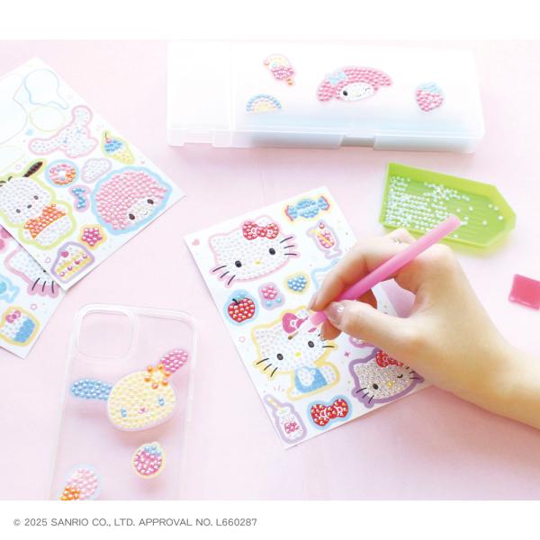 [Release date: May 30, 2026]キラキラかわいいシールが作れるサンリオキャラクターズの『ダイヤモンドアートシールキット』たくさん作れるシールシート２枚入りサイズ：約H148×W100ｍｍ素材：シール/PET ビーズ/...