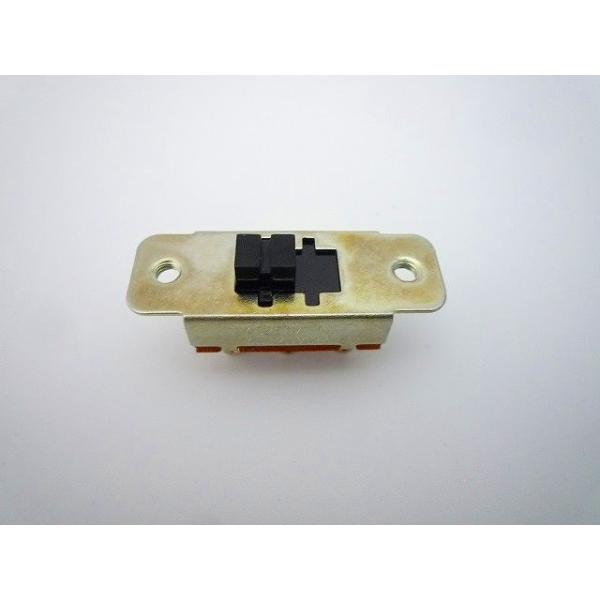 回路：DPDT（6P）スイッチ特性：ON-ON電流容量：3A.125V.AC ／ 1.5A.250V.AC金属部分が変色しています。