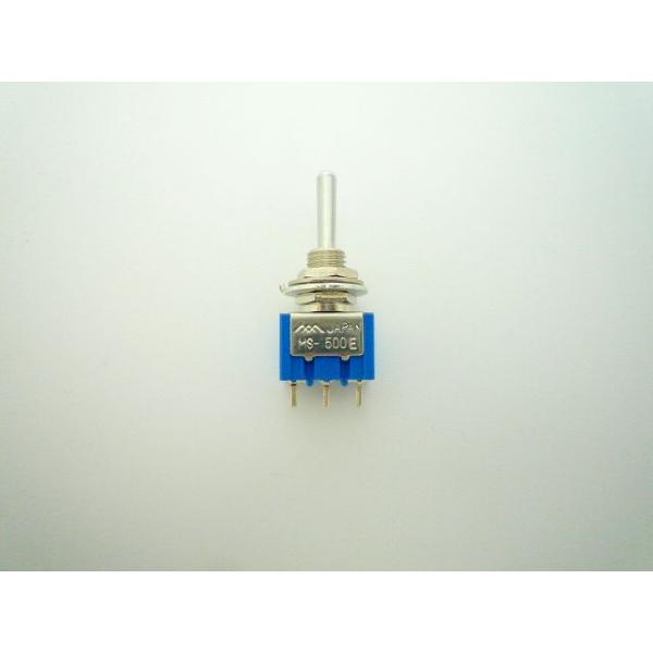 品番：MS500EB回路：SPDT（3P）スイッチ特性：(ON)-OFF-(ON)レバー倒れ角度：12°±2°端子形状：半田端子操作形状：バット状レバー電流容量：6A.125V.AC絶縁抵抗：DC.500V 100MΩ以上(MIN)絶縁耐圧...