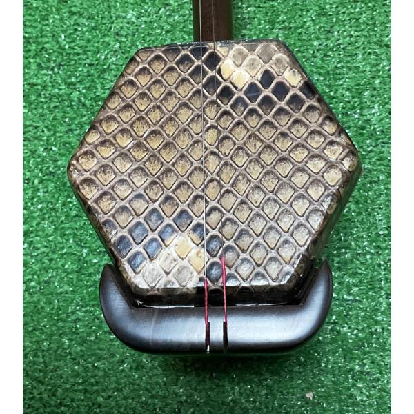 蘇州振興民族楽器廠は、二胡の郷　蘇州で50年続く二胡専門メーカー。蘇州式、上海式の六角二胡に特化し、初級者用の紅木二胡から、プロ仕様の紫檀や老紅木二胡を製作。その二胡の特徴は、阿炳に象徴される哀愁に富んだ音で、演奏者の感性を十二分に表現でき...