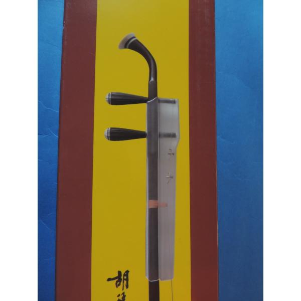 名称：二胡保護カバー特徴：二胡の糸巻部と弦をカバーし、弓毛と二胡弦を隔離して、　　　　琴軸や微調整器と弓毛の絡まりを防ぎ、同時に弓毛の松脂の付着を防ぎます。　　　　材料は、医療具にも使われる毒性のないＰＶＣを使用。　　　　透明で軟らかく、且...