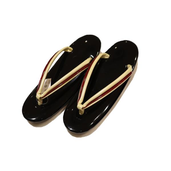 手ごろなお値段が嬉しい、普段履きやお仕事履きにおすすめのウレタン素材の草履（Mサイズ）になります。ウレタン底なので水が浸み込まず、雨の日などにも最適です。台は黒色になります。鼻緒はクリーム色がメインで、中央にエンジ色のラインが入ります。ウレ...