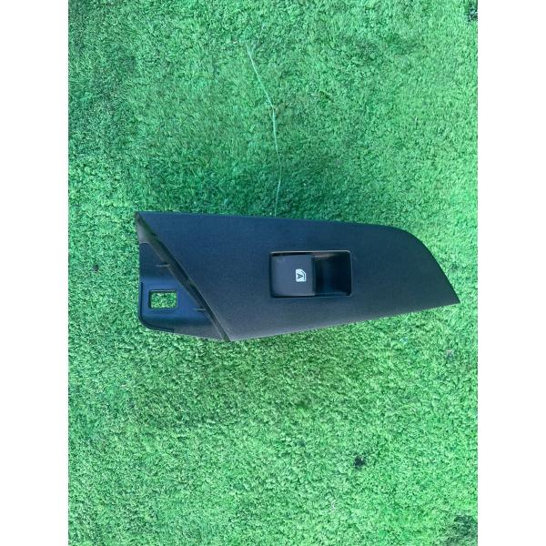 H30年 50系プリウス(ZVW50) 右リアドア用パワーウインドウスイッチ