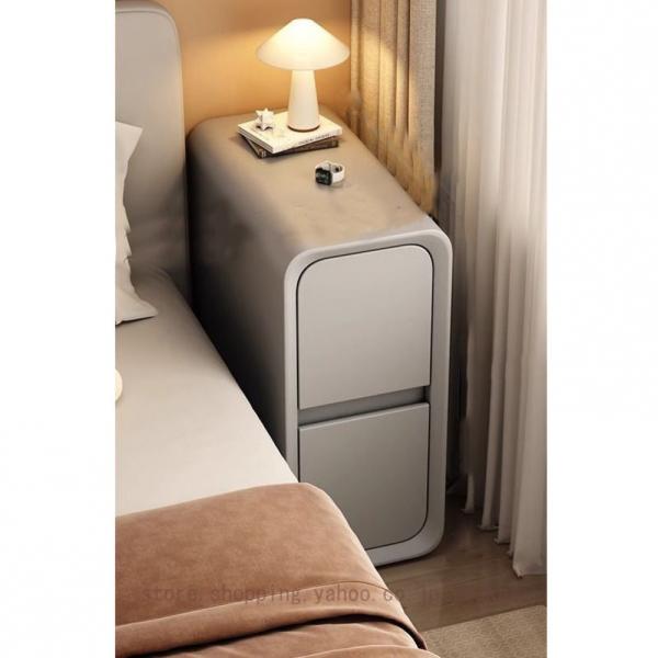 [Release date: September 18, 2025]【無垢材＆革】ベッドサイドキャビネットの表面には上質な革が使用されており、ソフトな風合いは防水性と防汚性を備えています!内側は無垢材の引き出しで、バリがなく丈夫で長持ちしま...