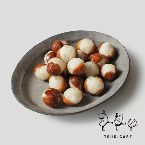 どうやって作るのか良く聞かれます。白いところがおもち、周りが小麦粉です。揚げるとおもちの方が膨れちゃうのでこうなります。当店は広島県にて豆菓子、ナッツ、お菓子、おかき、あられ、珍味、チョコレート、個包装されたおつまみなどを販売しておりますチ...