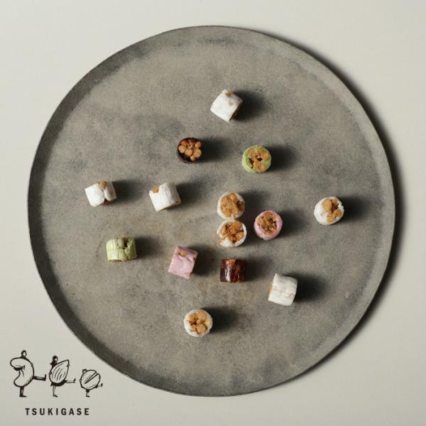 水飴で絡め棒状にした“芯”の周りを、さらに飴で固めた昔ながらのお菓子です。 飴のまろやかな甘みと生地の香ばしさの絶妙の組み合わせです。ミニサイズなのでベタベタと歯につかずサックリ食感。当店は広島県にて豆菓子、ナッツ、お菓子、おかき、あられ、...