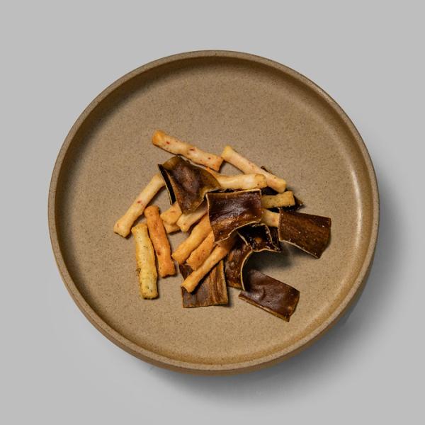 海老マヨネーズと青のりマヨネーズのあられ、たっぷり揚げ昆布の旨味が楽しめます。サクサクとした食感がたまらないおつまみです。手が止まらなくなる美味しさです。当店は広島県にて豆菓子、ナッツ、お菓子、おかき、あられ、珍味、チョコレート、個包装され...