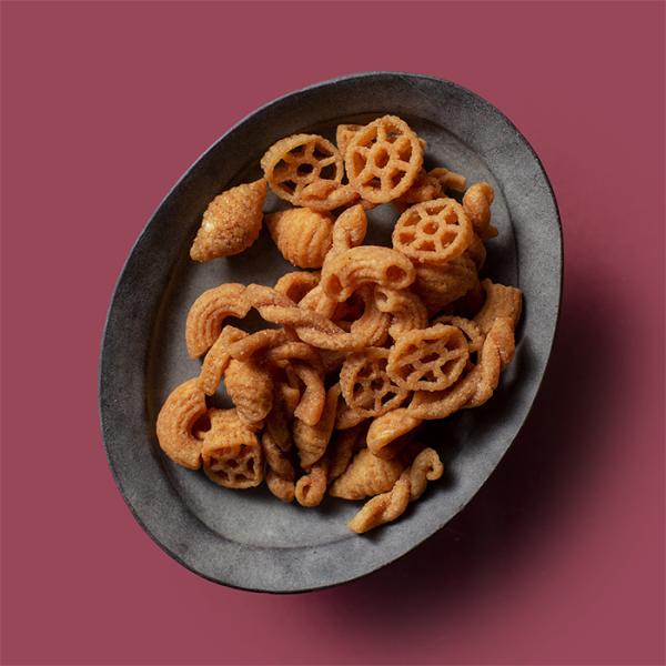 ツイスト・トリベリ・シェル・ホイールの小さくかわいい4種類のパスタスナックです。ビールにもよく合う、塩味です。当店は広島県にて豆菓子、ナッツ、お菓子、おかき、あられ、珍味、チョコレート、個包装されたおつまみなどを販売しておりますチャーム（お...