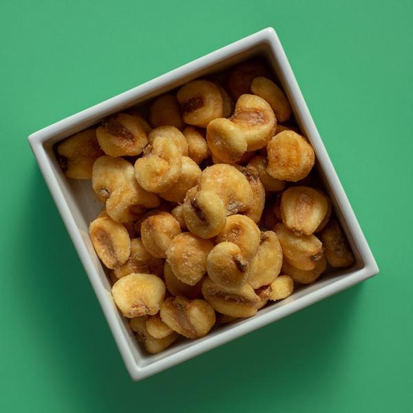 ソフトで優しいイメージを持つ、まろやかな口当たりとコクのある風味豊かなポタージュ味に仕上げました。当店ジャイアントコーンシリーズの中でも人気商品になります。当店は広島県にて豆菓子、ナッツ、お菓子、おかき、あられ、珍味、チョコレート、個包装さ...