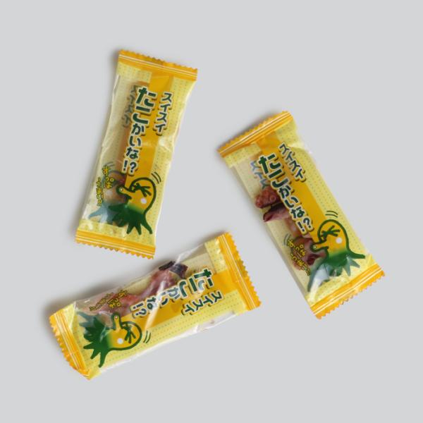 もみじのようなたこの足を甘酸っぱく仕上げました。タコの触感とすっぱさをお楽しみください。当店は広島県にて豆菓子、ナッツ、お菓子、おかき、あられ、珍味、チョコレート、個包装されたおつまみなどを販売しておりますチャーム（おつまみ）の専門店で主に...